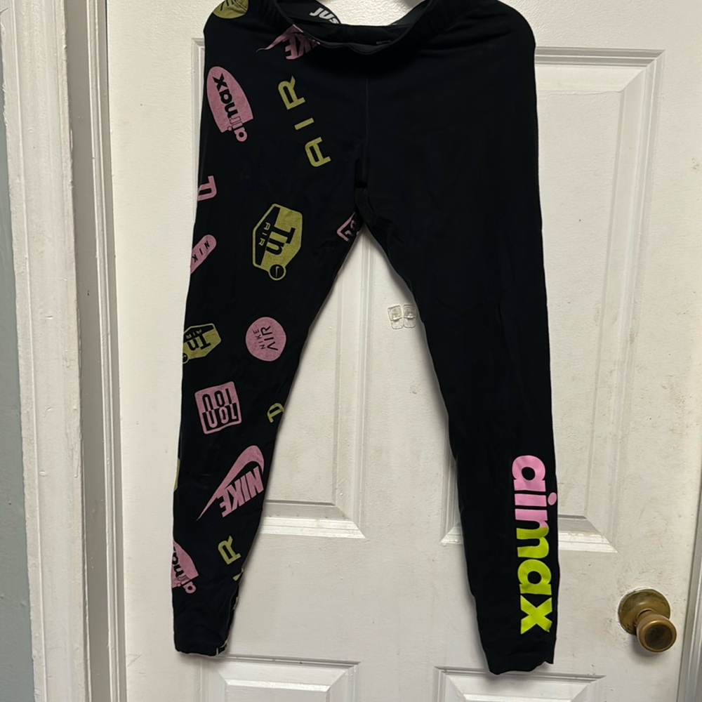 Women’s Nike Airmax Leggings
Size S
Like New.
Part of a set (see other listings)